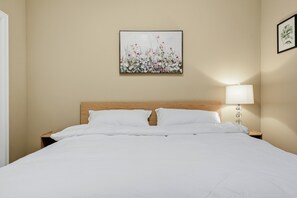 Desk, free WiFi, bed sheets - 3BR Suite near White Rock Beach • Pool & BBQ (Surrey)