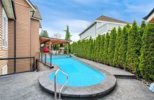 3BR Suite near White Rock Beach • Pool & BBQ