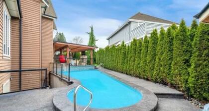 3BR Suite near White Rock Beach • Pool & BBQ
