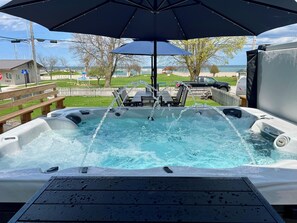 Outdoor spa tub - 3 Bedroom House In Rogers City With Huge Deck/Hot Tub Right Next to Lake Huron! (Rogers City)