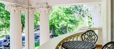 Luxury Room, Balcony | Outdoor dining