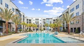 Seasonal outdoor pool - Landing Furnished Apartments - Baymeadows (Jacksonville)