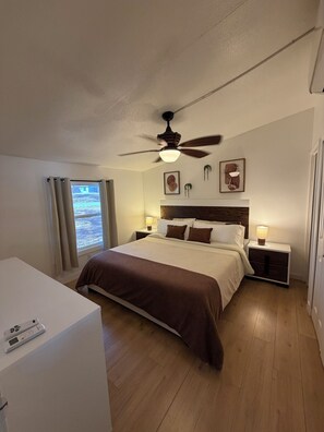 Room - Lakefront 3BR/2BATH with Private Dock on 3/4 Acre in terrific Nocona with AC (Nocona)