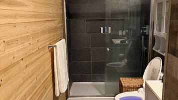 Een douche, een bidet, handdoeken, zeep