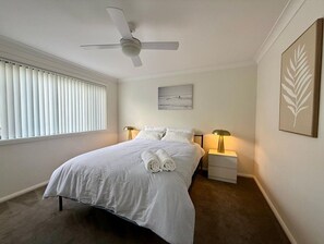 Iron/ironing board, free WiFi, bed sheets - Modern Apartment Near Tamworth CBD (South Tamworth)