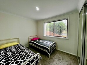 Iron/ironing board, free WiFi, bed sheets - Modern Apartment Near Tamworth CBD (South Tamworth)