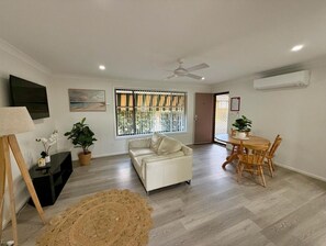 Smart TV - Modern Apartment Near Tamworth CBD (South Tamworth)