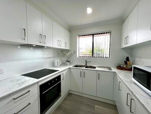 Fridge, microwave, oven, stovetop - Modern Apartment Near Tamworth CBD (South Tamworth)