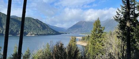 A lake surrounded by mountains and trees.