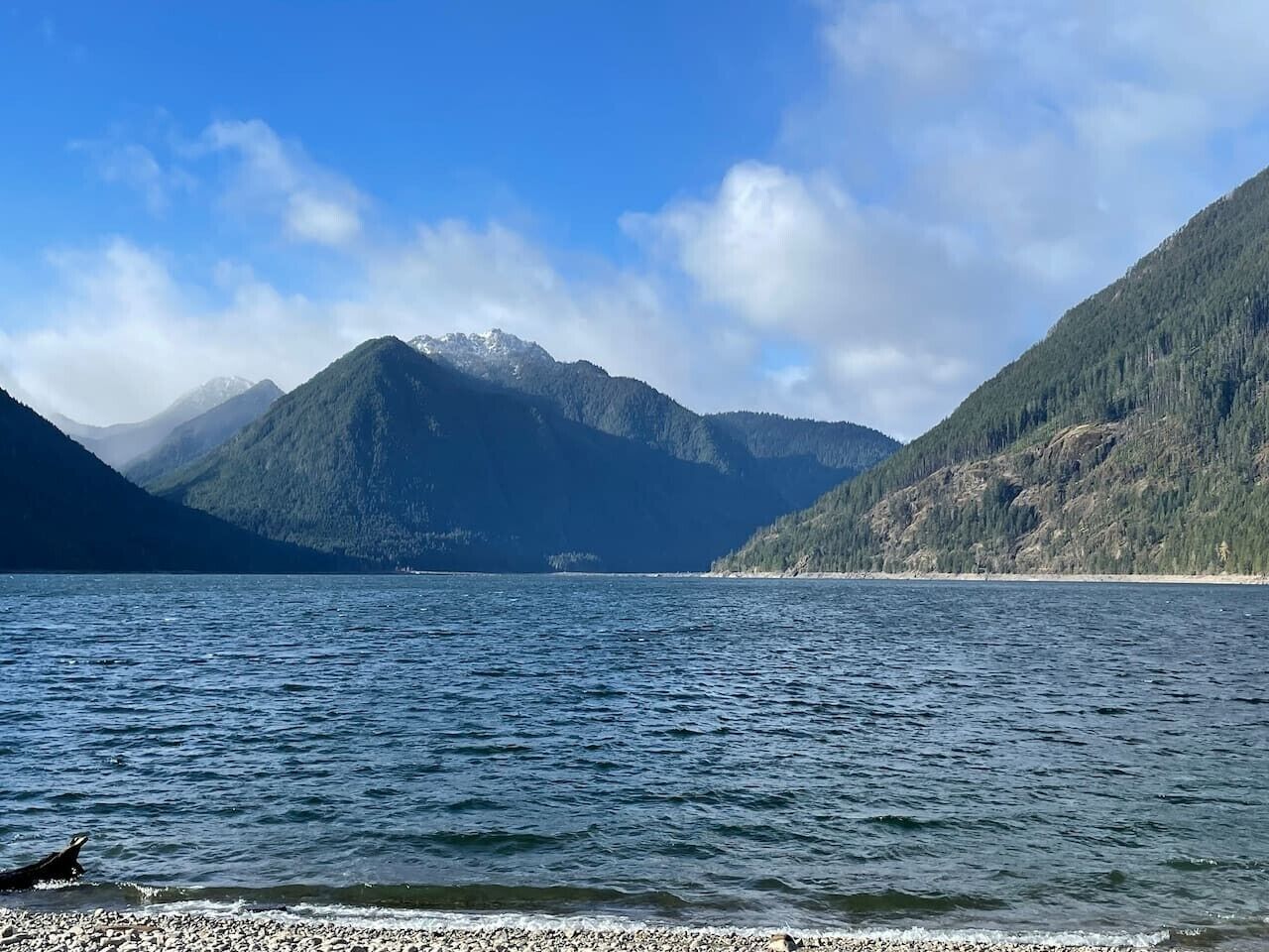 Un lago con montañas al fondo.