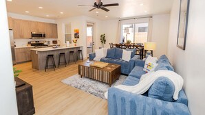 Un appartement moderne comprenant une cuisine, un coin repas et un salon.