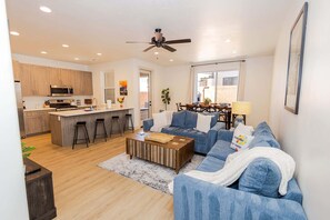 Eine moderne Wohnung mit Küche, Essbereich und Wohnzimmer.