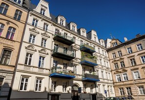 A multi-story building with balconies, large windows, and a clear blue sky. - Kopernika Old Town Apartment (Poznań)
