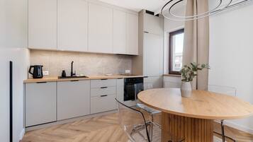 Fridge, oven, stovetop, dishwasher