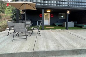 Outdoor dining - Little Sparrow’s Nest - A Boutique Micro Retreat (Green Mountain Falls)