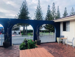 Outdoor dining - Apiwa Middleton Beach Front Apartments Albany  (Middleton Beach)