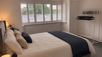 3 bedrooms, iron/ironing board, WiFi, bed sheets
