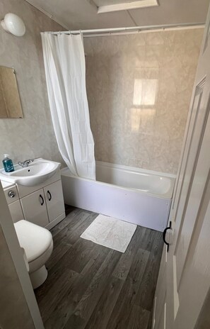 Bathroom - House Sleeps 6 with Garden and Parking (Redruth)