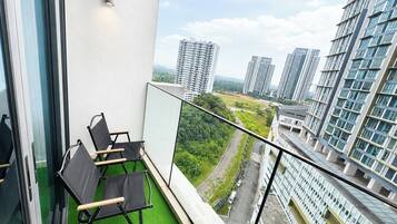Family Apartment, Balcony, Park View | Langsir/tirai gelap terus, seterika/papan seterika, Wi-fi percuma
