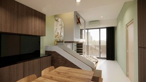 Un apartamento moderno con comedor, una escalera, un ventanal grande y vistas a la ciudad.