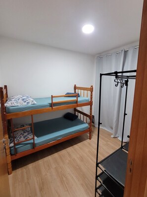 Tabla de planchar con plancha, wifi, ropa de cama