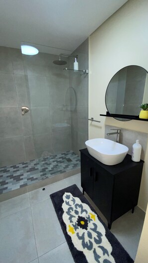 Shower, towels, soap, toilet paper - Cape Town Urban Elegance on Long Street | Unbeatable Table Mountain View’s (Cape Town)