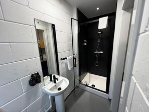 Bathroom - The Base Camp Hotel (Fort William)