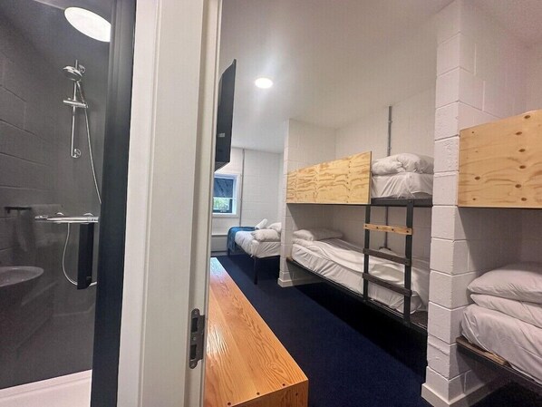 Room - The Base Camp Hotel (Fort William)