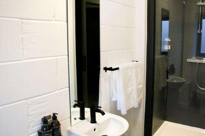 Bathroom - The Base Camp Hotel (Fort William)