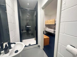 Bathroom - The Base Camp Hotel (Fort William)