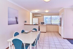 Maison, 3 chambres, vue partielle sur la mer (Apartment 2, Preston Beach) | Restauration