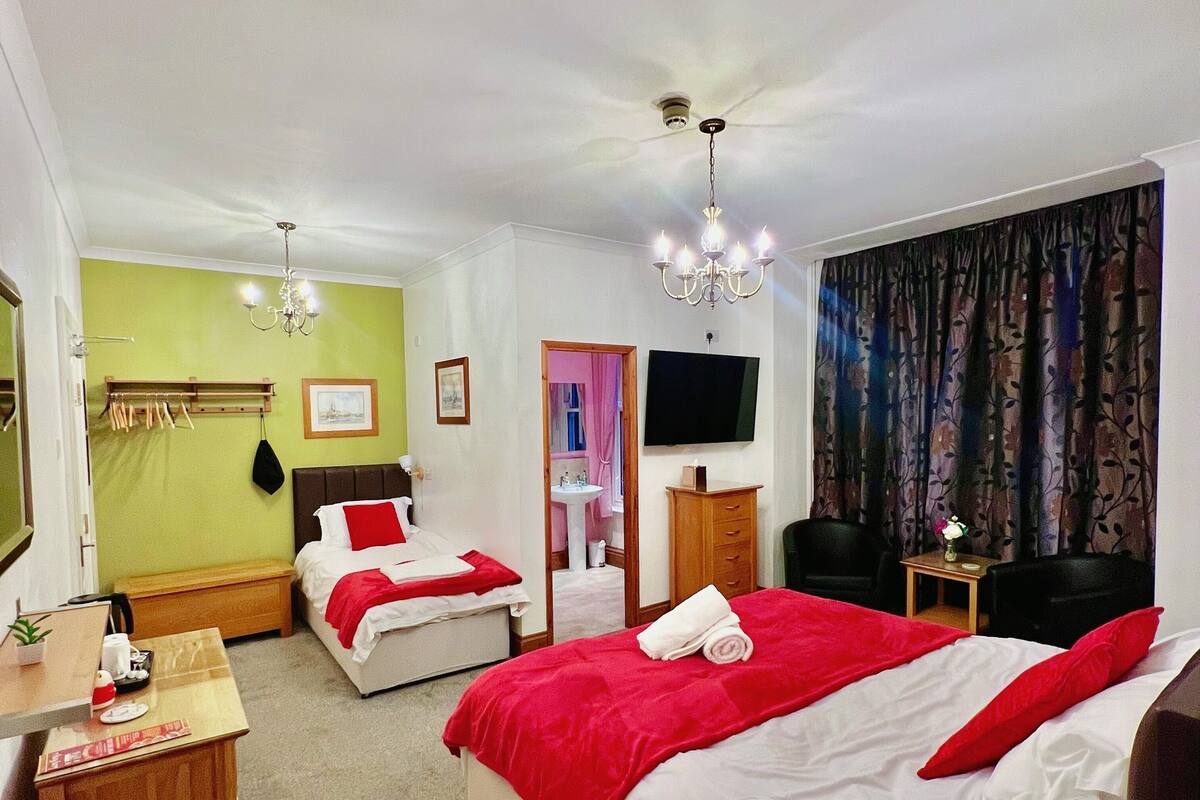 Triple Room, City View | Iron/ironing board, free WiFi