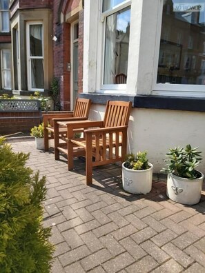 Terrace/patio - Ellies Guest House (Whitby)