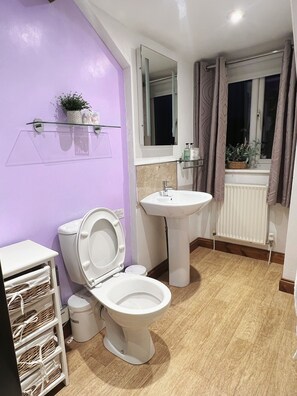 Double Room, Courtyard View | Bathroom - Ellies Guest House (Whitby)