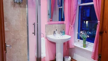 Dreibettzimmer, Stadtblick | Badezimmer | Haartrockner, Handtücher, Seife, Shampoo