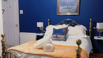 Doppelzimmer, Blick auf den Innenhof | Bügeleisen/Bügelbrett, kostenloses WLAN
