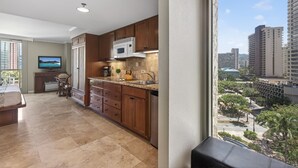 Cocina moderna con armarios de madera, un microondas y un lavamanos.