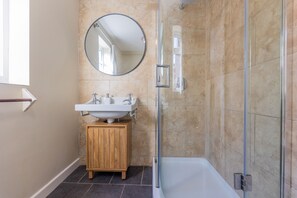 Shower, towels - The Charming Tennyson Cottage In North Norfolk (Brancaster Staithe)