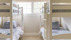 A bunk bed room with a window, carpeted floor, and white walls. - Spacious Clean Central Near Train Stn & University (Edinburgh)