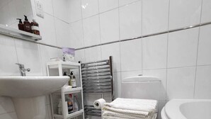 A bathroom with a sink, toilet, and bathtub. - Spacious Clean Central Near Train Stn & University (Edinburgh)