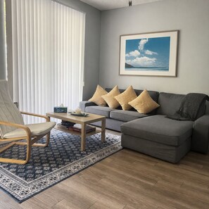 Living area - Spacious 3-bedroom apartment in perfect Hallandale Beach (Hallandale Beach)