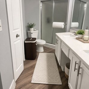 Bathroom - Spacious 3-bedroom apartment in perfect Hallandale Beach (Hallandale Beach)