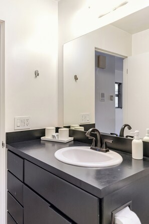 Bathroom - Ted Tanaka Townhouse: 2BR/2BA, Patio & 5 Min to the Beach (Los Angeles)