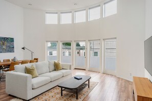 Living area - Ted Tanaka Townhouse: 2BR/2BA, Patio & 5 Min to the Beach (Los Angeles)