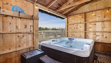 Indoor spa tub