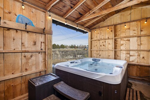 Rock Creek Canyon | 1BR, Hot Tub, Sauna, Fire Pit