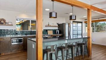 Réfrigérateur, four à micro-ondes, un four, surface de cuisson