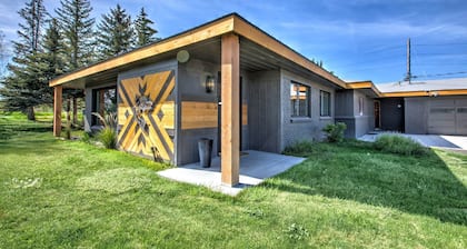Rock Creek Canyon | 2BR, Hot Tub, Fire Pit, Views