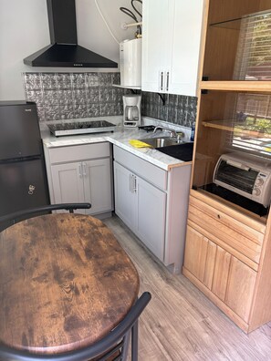 Fridge, microwave, stovetop, cookware/dishes/utensils