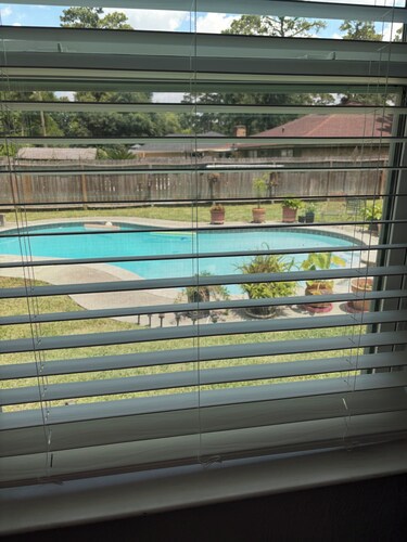 Cozy 1-bedroom cabin in fantastic Spring area with refreshing AC, pool access.